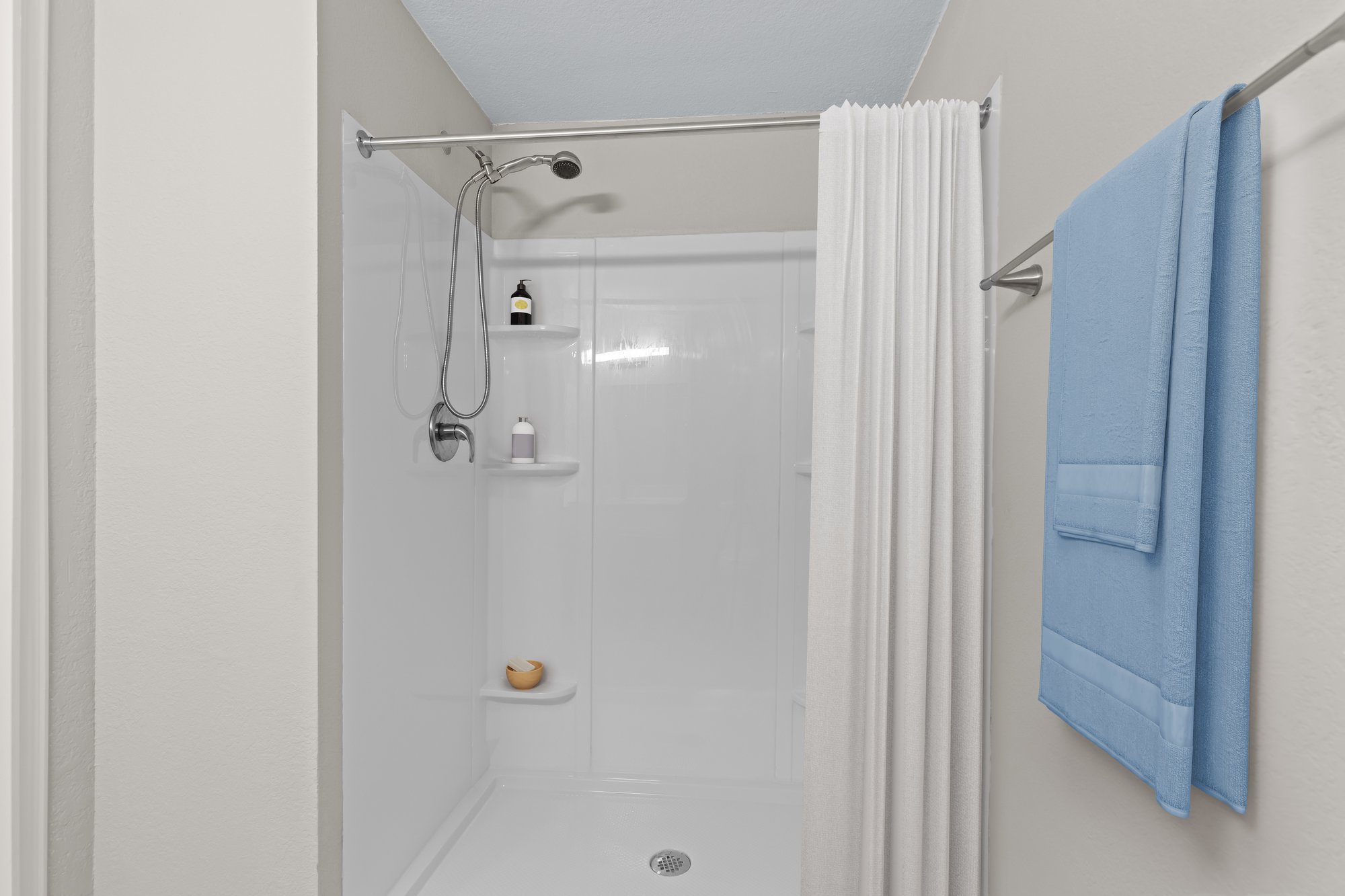 1055_301_Boulevard_East_Unit_4_003_Virtual Staging