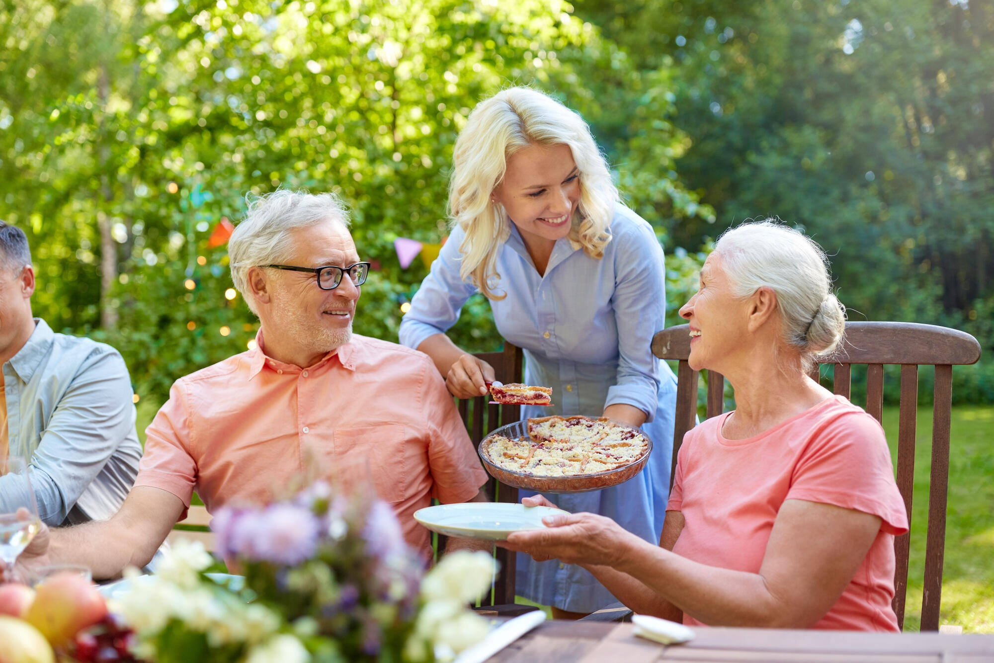 How Social Dining Benefits Seniors in Independent Living